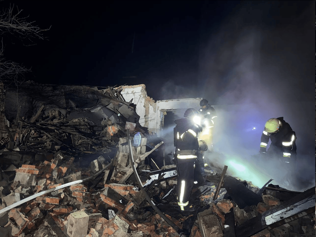 Рятувальники на місці обстрілу