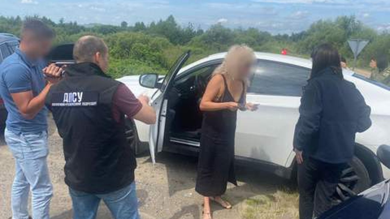 Во Львовской области правоохранители задержали владелицу турфирмы, которая переправляла мужчин за границу