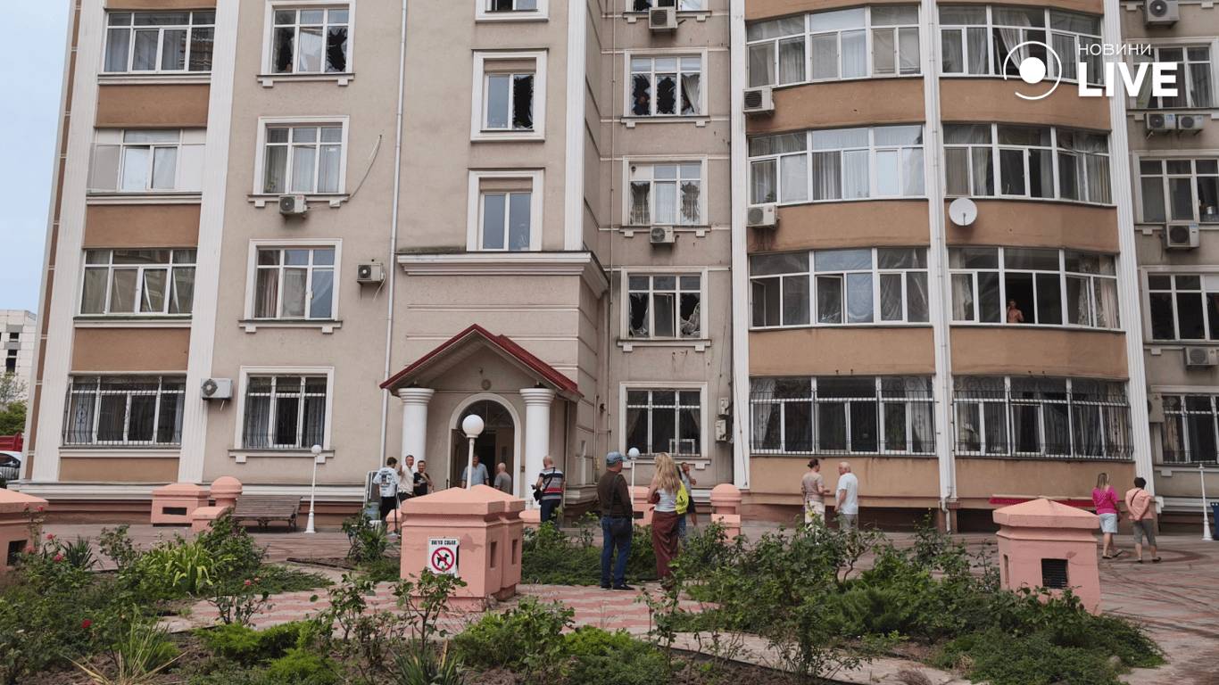 Вибиті вікна у квартирах після російської атаки на Одесу