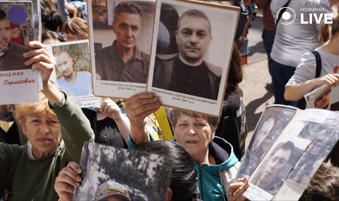 Як рідні військовополонених зустрічали їх з неволі РФ