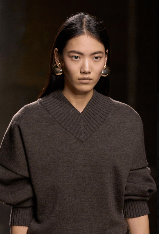 Светри з вирізом в тренді цього року