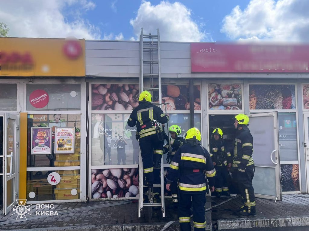 Рятувальники ліквідовують загоряння на торгівельному майданчику на Позняках