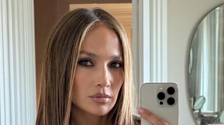Jennifer Lopez nails the sporty-chic look in latest mirror selfie - 285x160