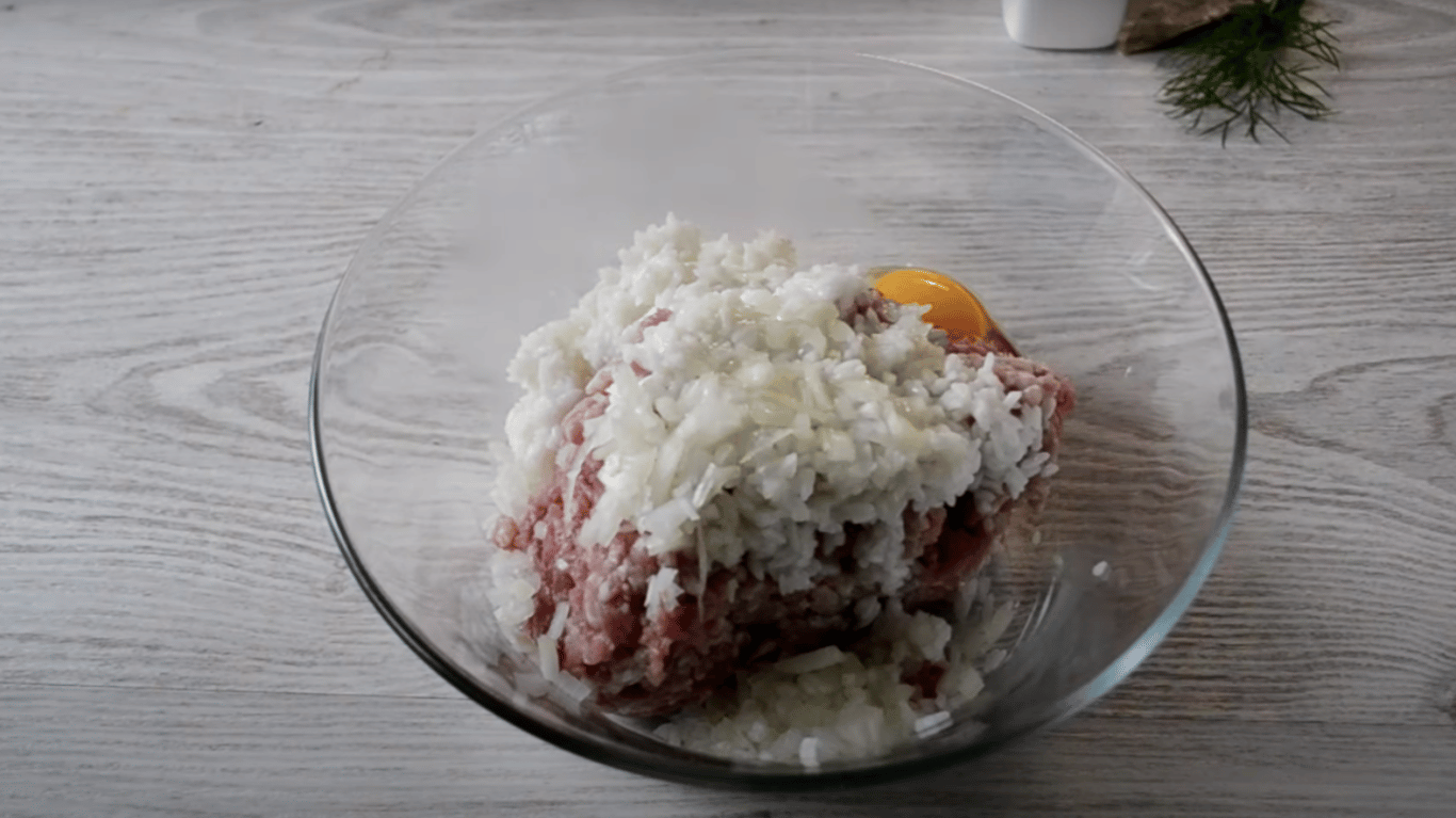 тефтелі з рисом і підливою, що приготувати на обід або вечерю