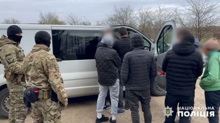 Обікрали павільйон зі шкарпетками — в Одеському районі затримали злочинців - 285x160