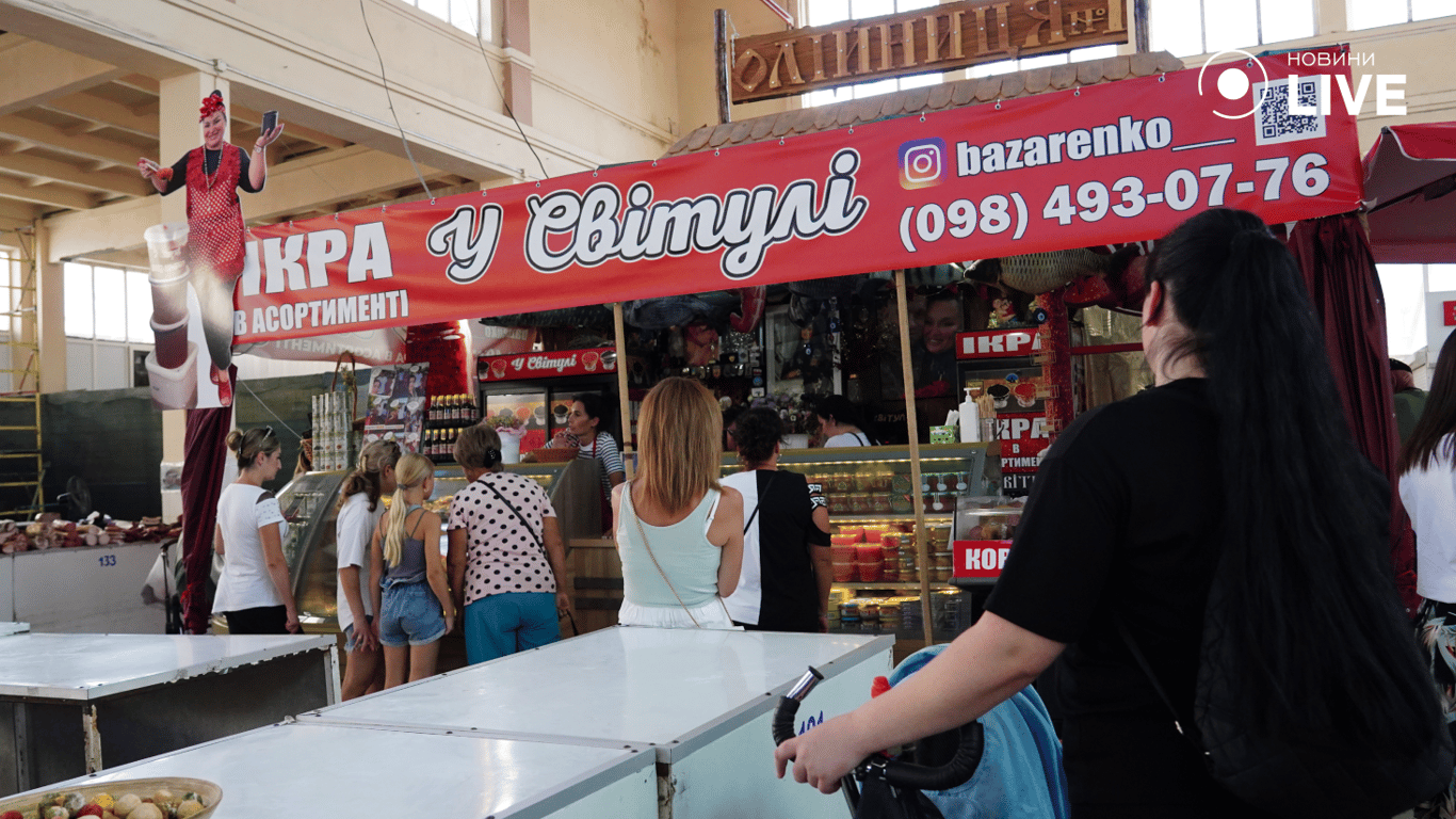 Черга з покупців за рибою. Фото: Новини.LIVE