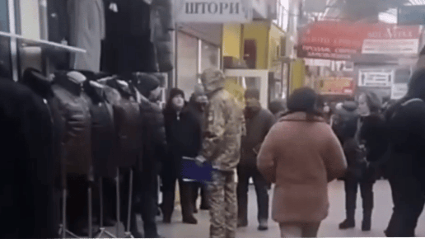 У пошуках ухилянтів — військкоми завітали на ринок у Тернополі