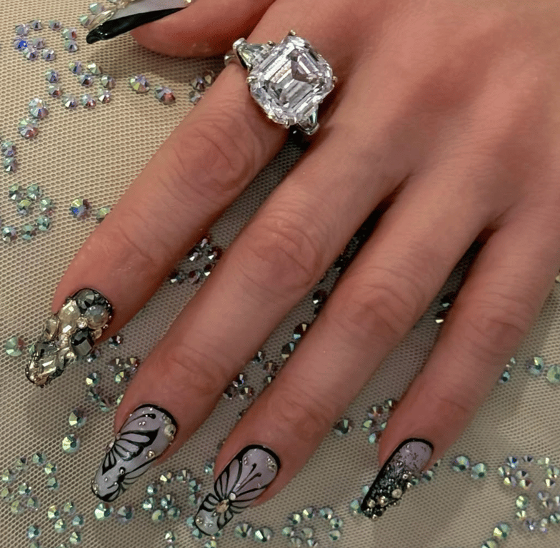 Метелики в манікюрі мають оригінальний вигляд