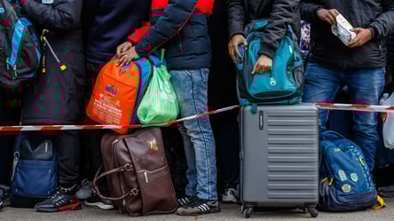 Одна з країн ЄС скоротить допомогу українським біженцям - 290x160