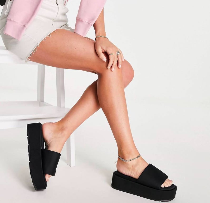 Сандалі на платформі роками не втрачають популярності