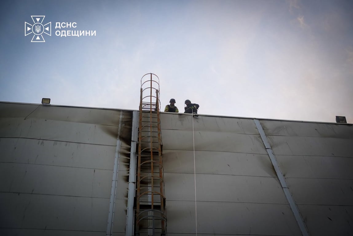 Рятувальники на даху пошкодженого складу на Одещині