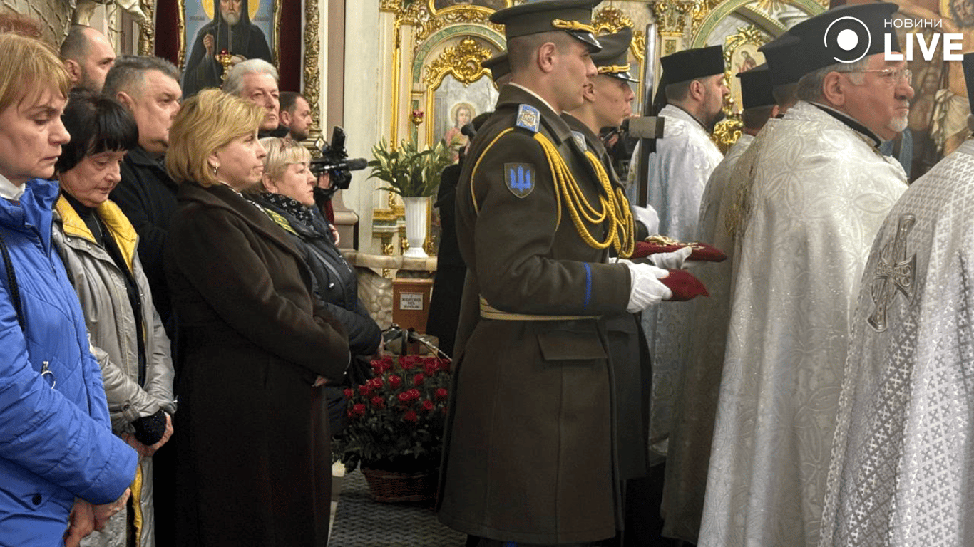 Военные и гражданские на похоронах Юхновского