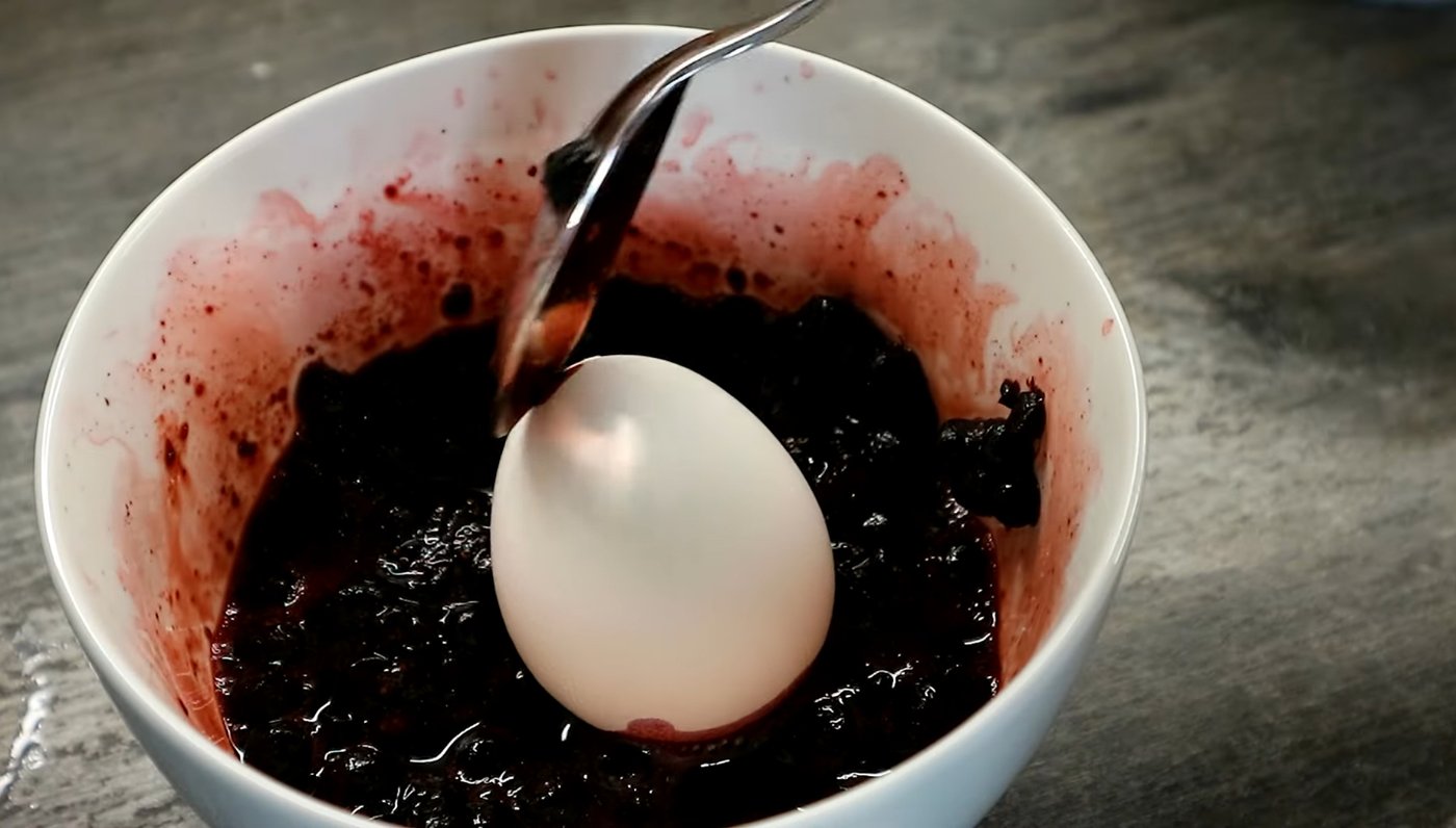 Як пофарбувати яйця на Пасху чорницею - рецепт