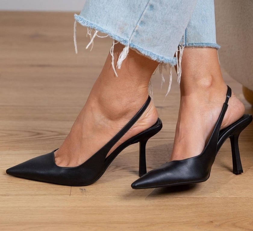 Туфлі на маленьких підборах мають дуже витончений вигляд