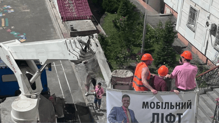В одному з районів Києва помітили "мобільний ліфт" — що відомо - 285x160