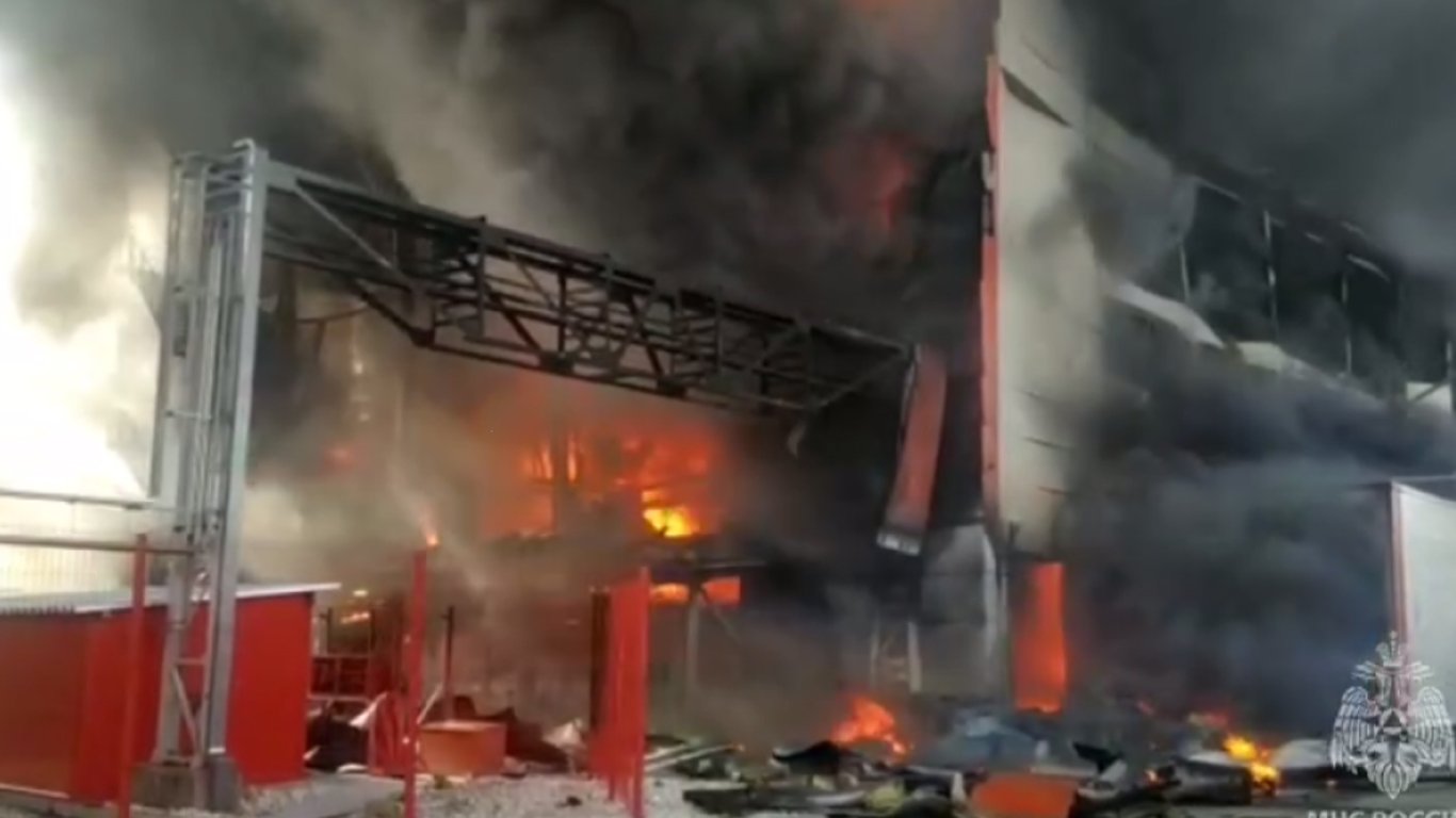 Ни дня без пожаров: в российском Арамиле вспыхнул научно-производственный комплекс