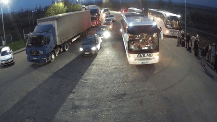 Затори на трасі Одеса-Рені — черга перед Паланкою збільшилась - 285x160