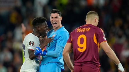 Берке Озер из Лилля взял два удара с пенальти от Довбика - 285x160