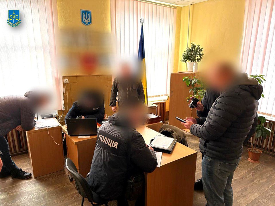 На Хмельниччині затримали працівницю ТЦК та її спільника за корупцію - фото 2