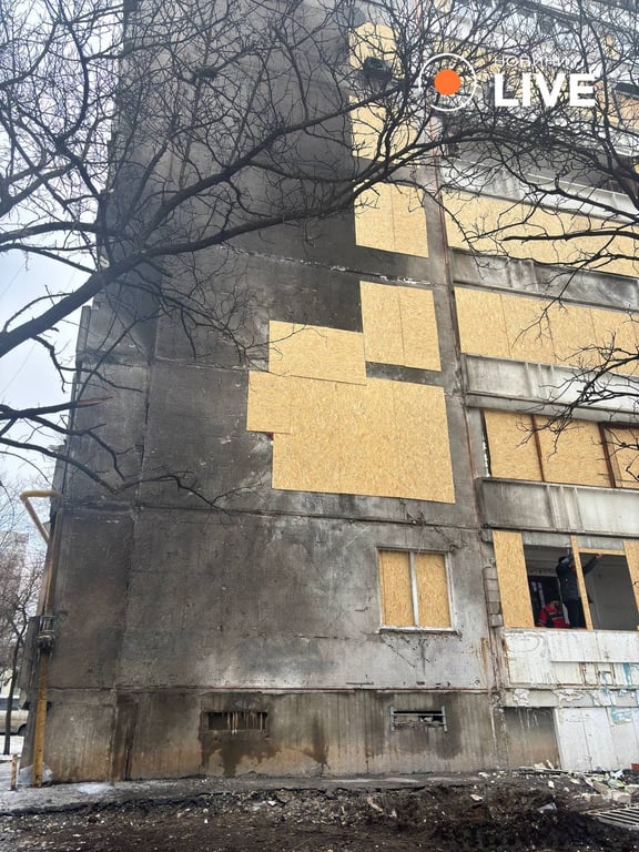 Обстріляний будинок у Харкові 26 лютого