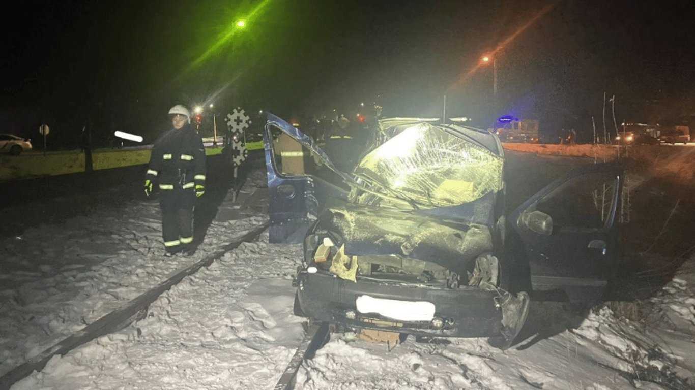В Івано-Франківській області легковик врізався у пасажирський потяг