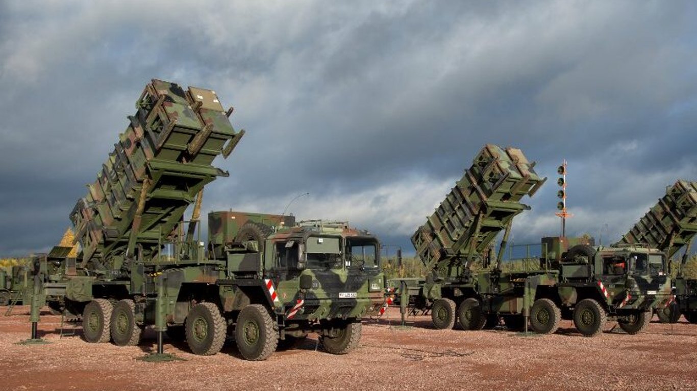 Екскомандувач польських військ заявив, що НАТО має збивати ракети над Україною
