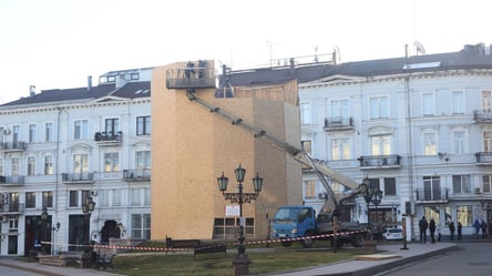 Демонтують чи ні: навколо пам’ятника Катерині ІІ в Одесі помітили спецтехніку - 285x160