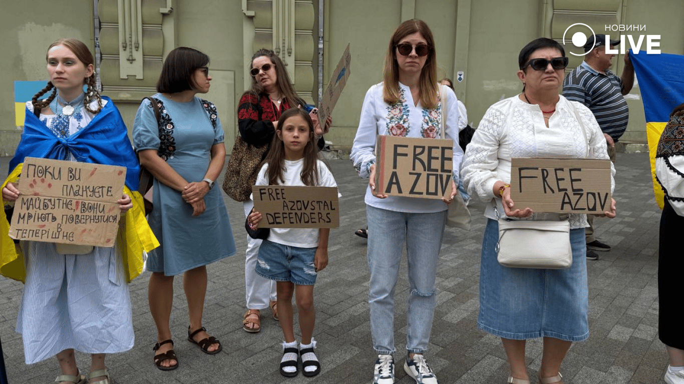 В Одесі на Дерибасівській пройшла акція Free Azov — фоторепортаж - фото 4