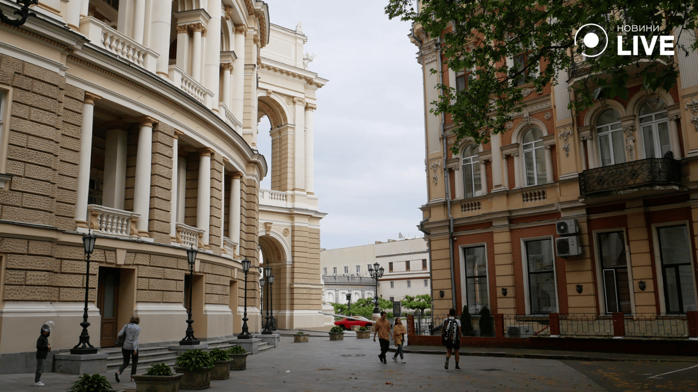 Люди гуляють у Пале-Рояль біля оперного театру. Фото: Новини.LIVE