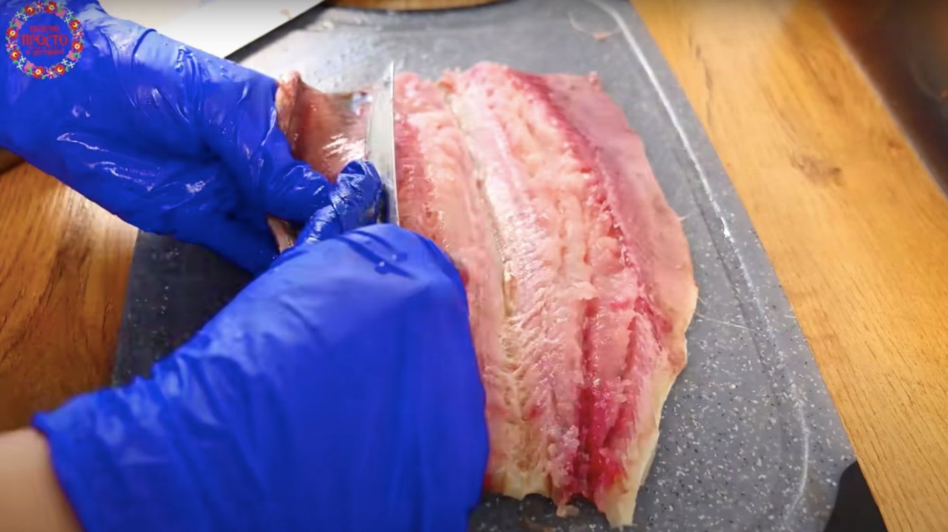 как почистить селедку 