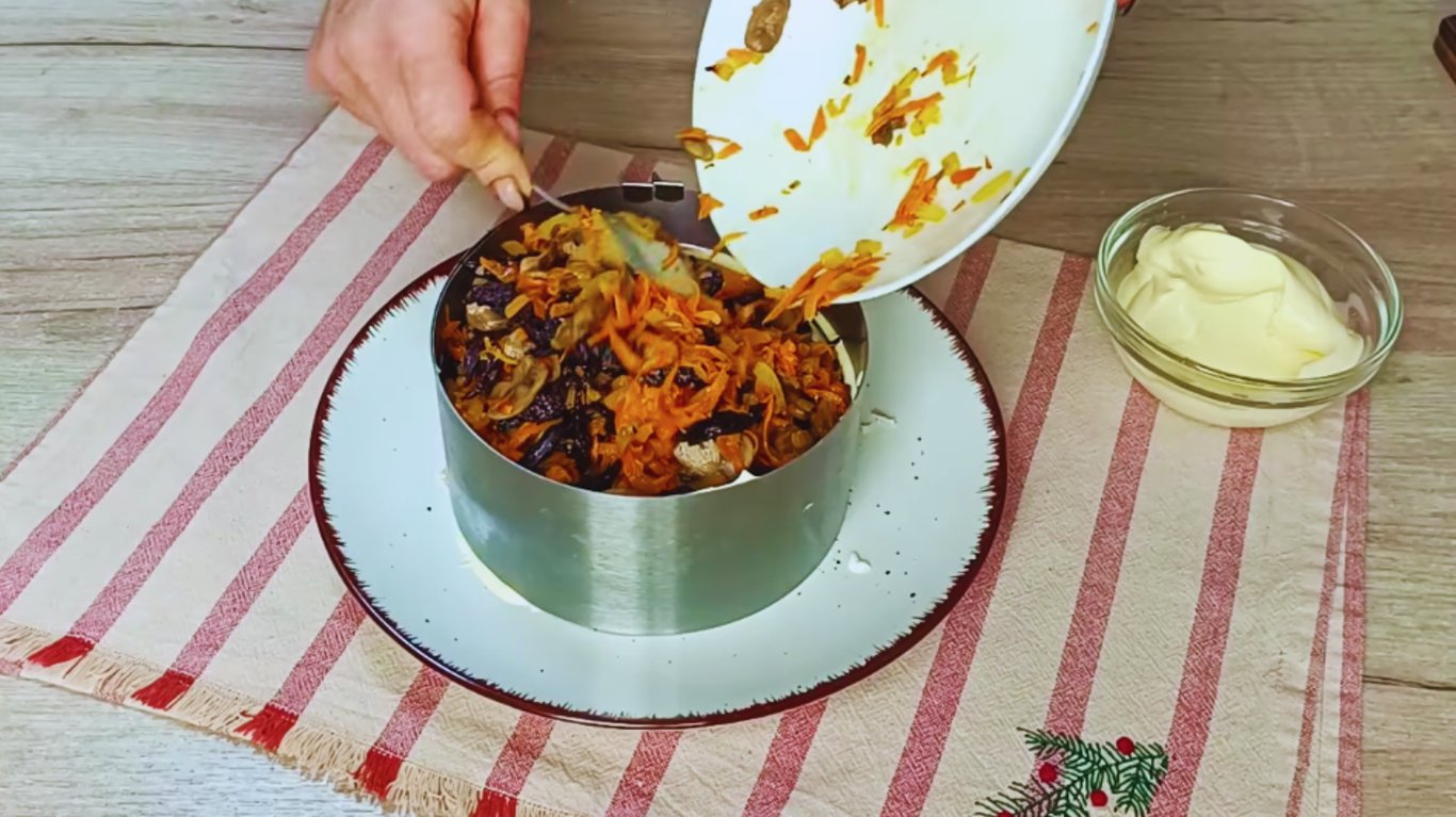 святковий салат з куркою, грибами та чорносливом