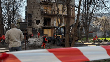 Зруйноване житло: одесити оговтуються після нічної атаки дронів - 290x166