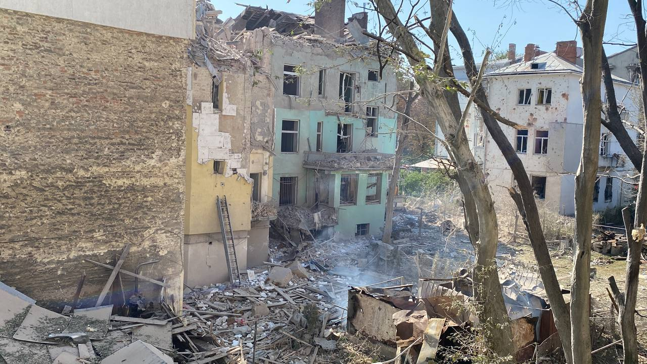 Вибиті вікна та знищена покрівля — у львівській школі показали наслідки ракетного удару - фото 1