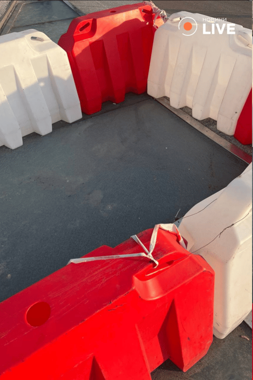 У Києві тріснула частина покриття на скляному мості — фото - фото 1