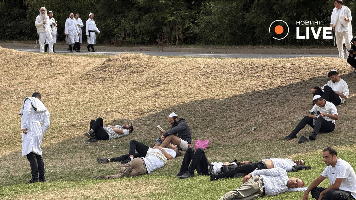 В Умані завершується Рош га-Шана: вулиці завалені купами сміття - фото 2