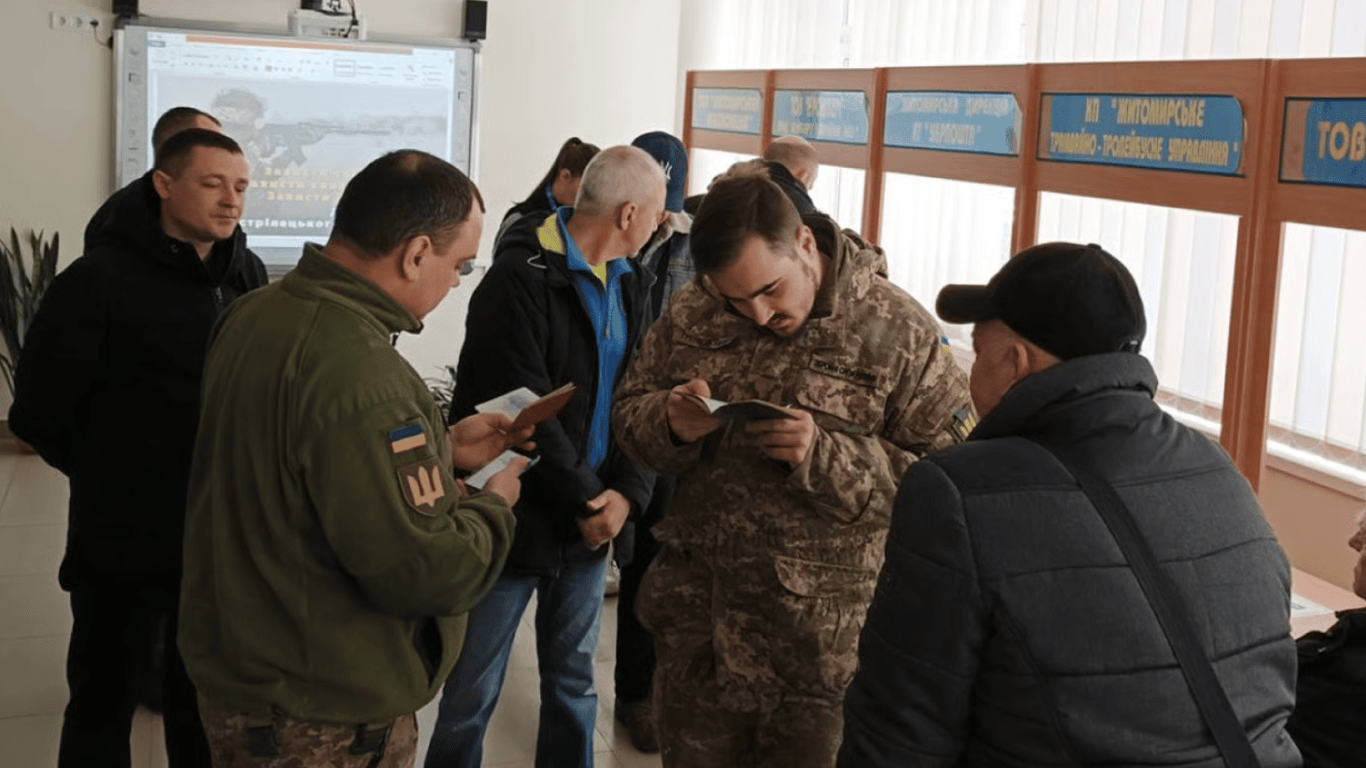 Имеют ли право ТЦК и учебные центры конфисковать гаджеты — юрист дал объяснение