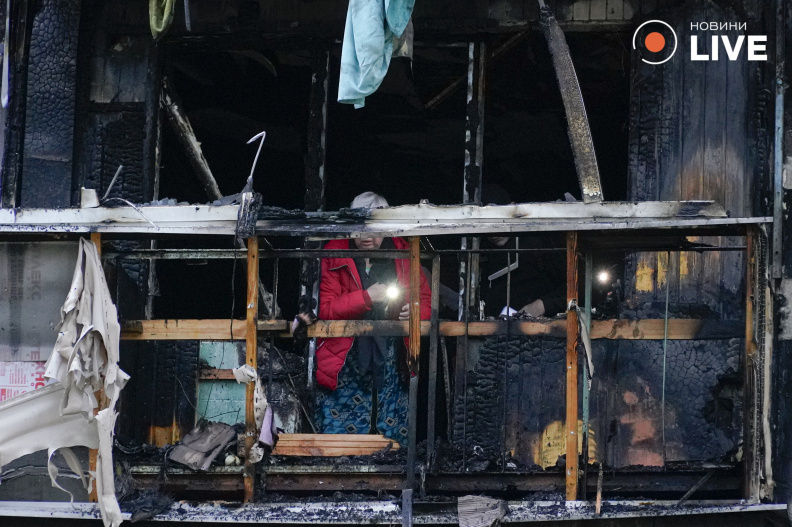 У Києві уламок ворожого БпЛА влучив у будинок — фоторепортаж - фото 4