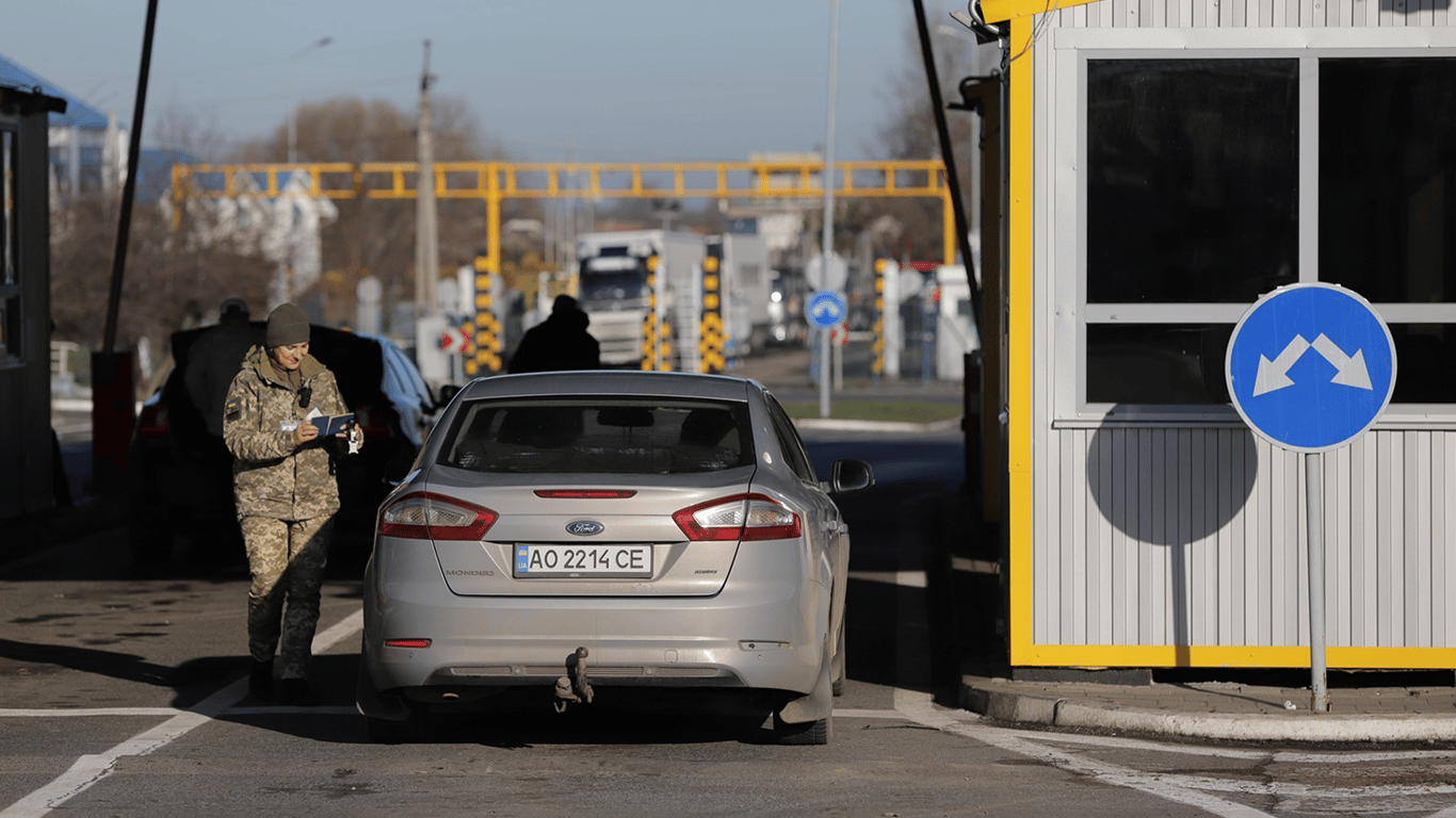 На кордоні з Польщею сьогодні черга: який КПП у заторах
