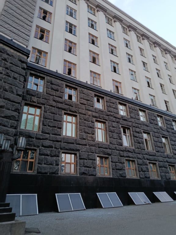 Під час обстрілу Києва було пошкоджену будівлю Кабміну