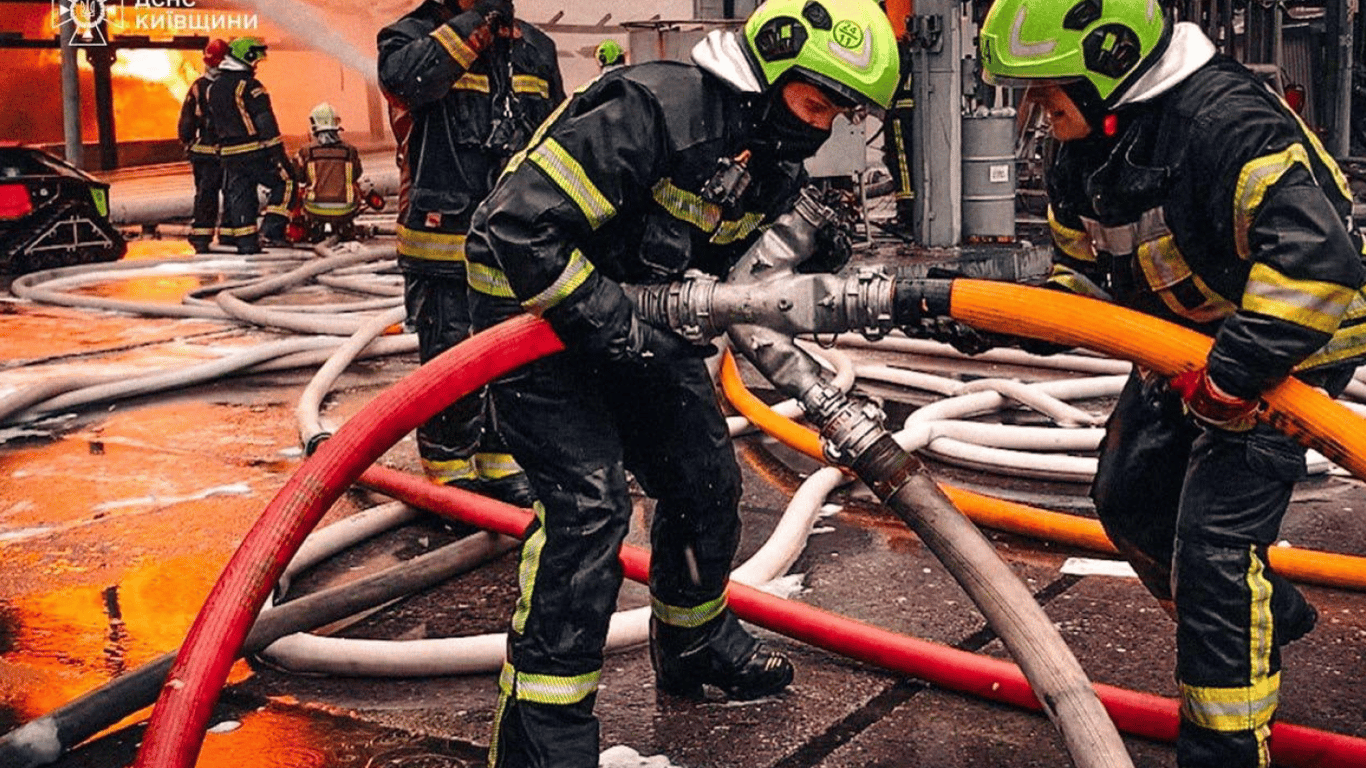 Масштабну пожежу після атаки на Київ ліквідовано