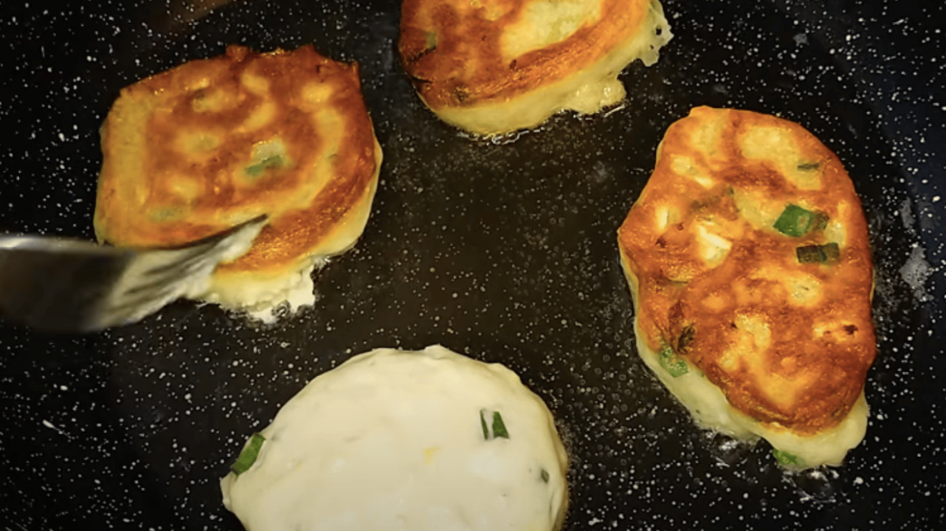 Смачні ліниві пиріжки з яйцем та цибулею за рецептом бабусі Марії