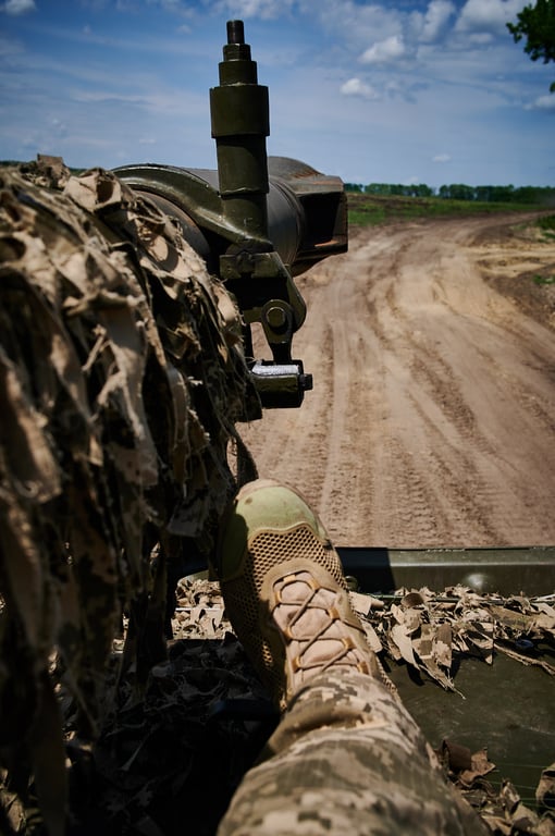 Український захисник їде на бойове завдання