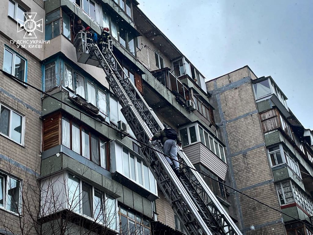 Спасатели на месте пожара в Днепровском районе Киева