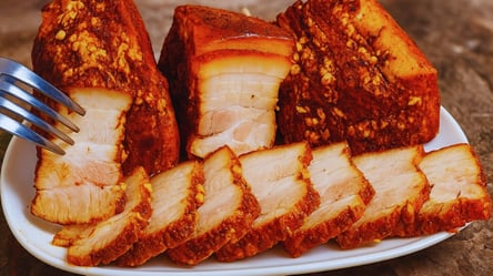 Рецепт грудинки вместо колбасы — нужна вода, соль и лук - 285x160