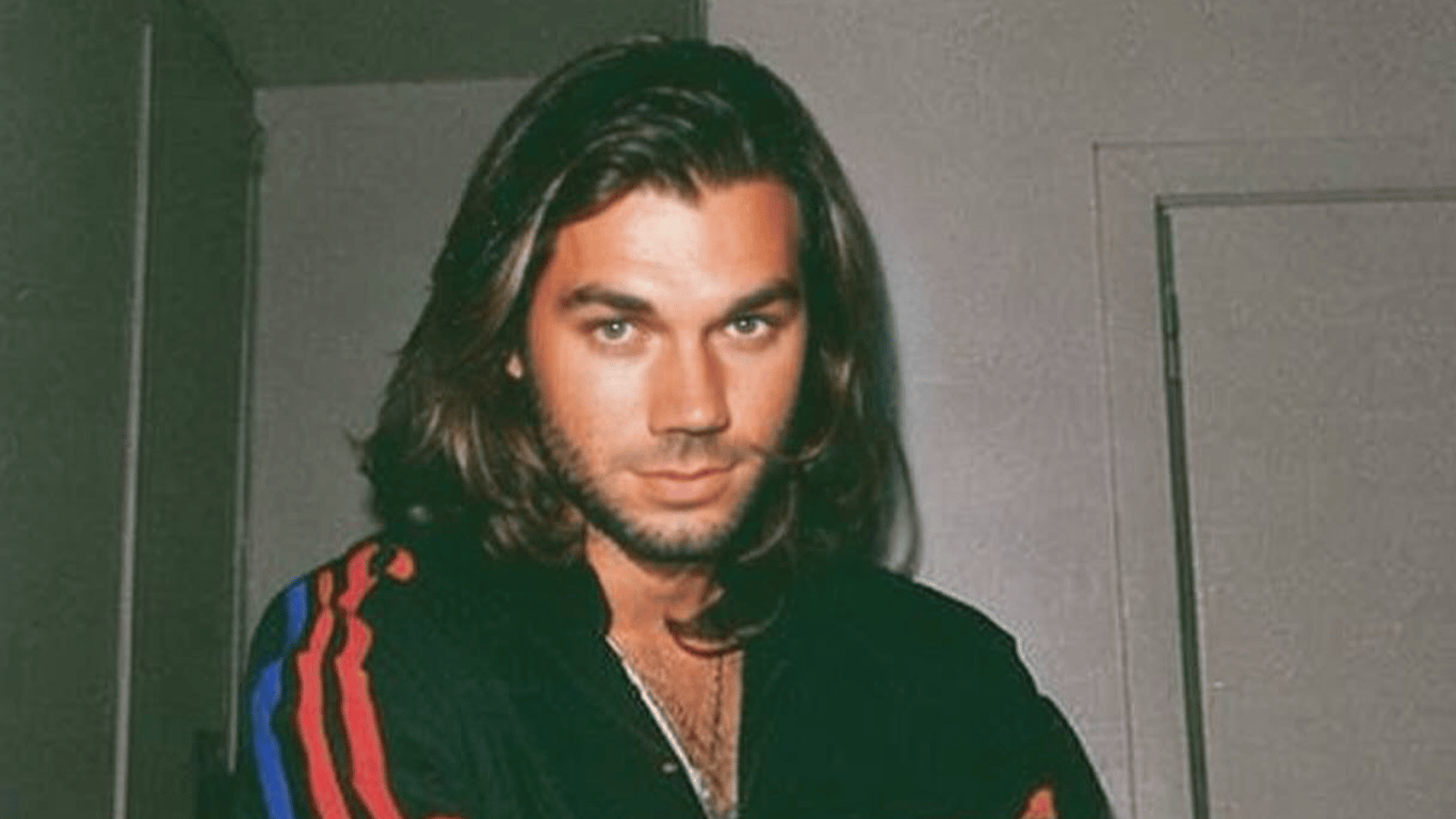Дерзкий и с длинными волосами — искусственный интеллект показал Андре Тана в 90-х