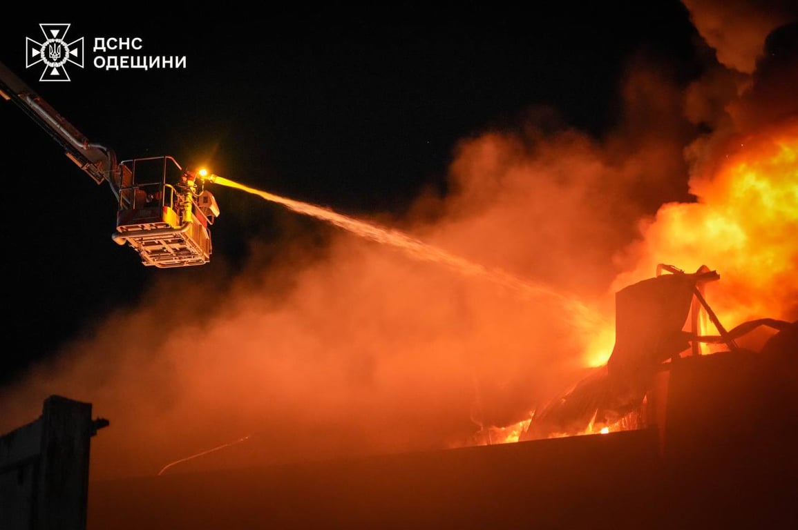 В Одессе ликвидировали пожар после обстрела — спасатели рассказали о последствиях атаки - фото 4