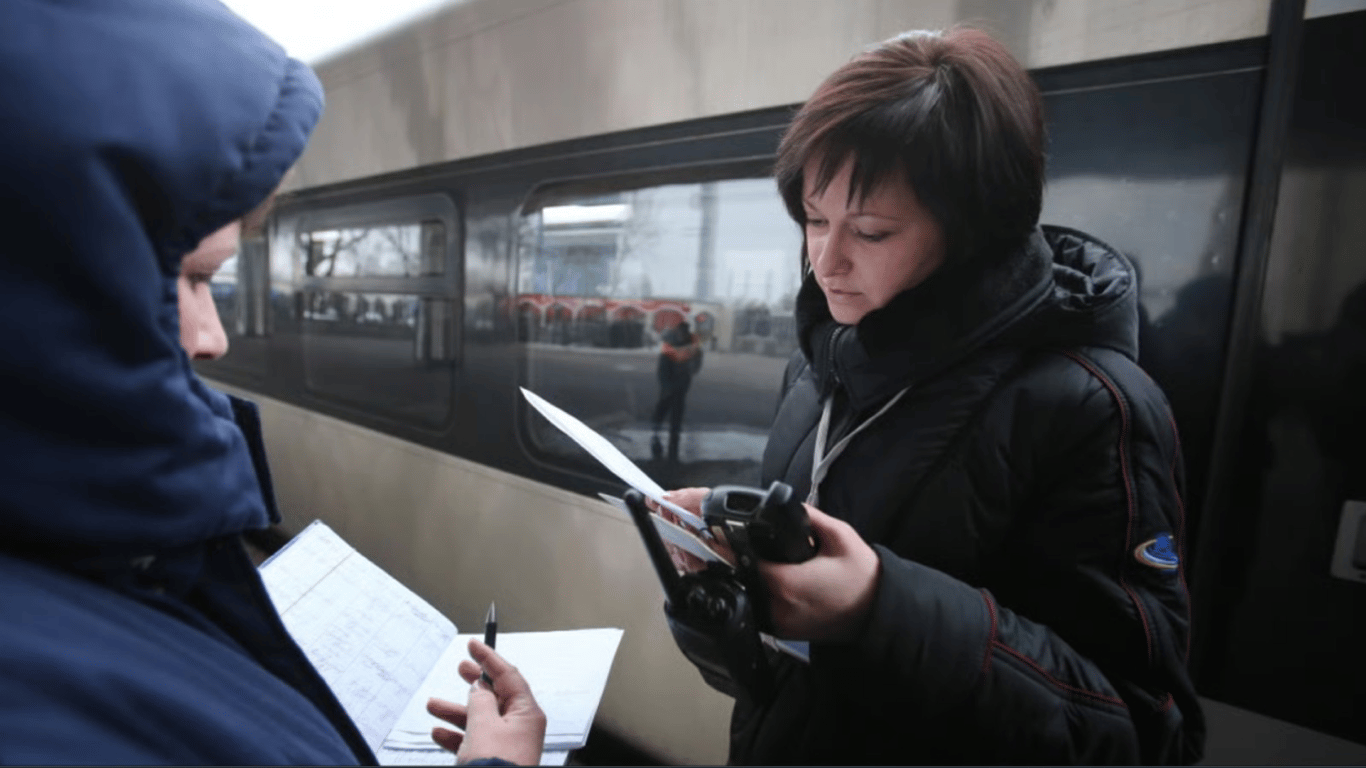 Пасажири залишилися на пероні — в УЗ пояснили, чому не вистачає місць на поїзд Чоп-Львів