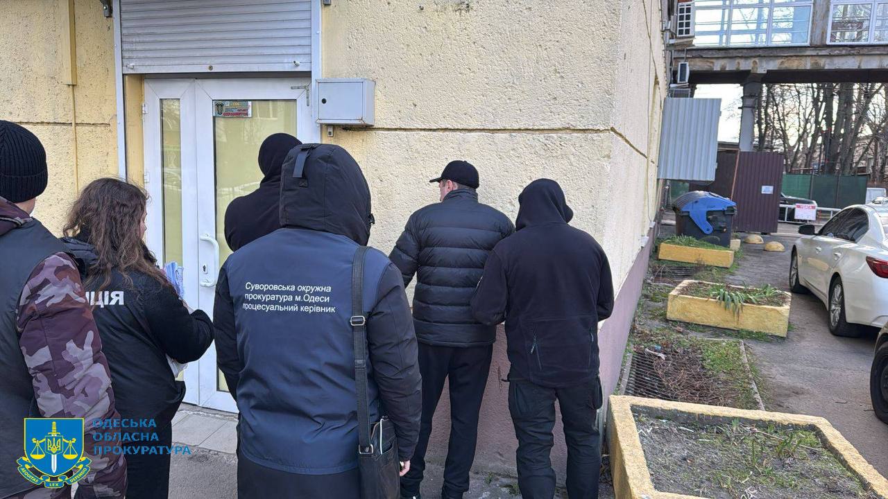 Правоохоронці затримали ділка. Фото: Одеська обласна прокуратура 