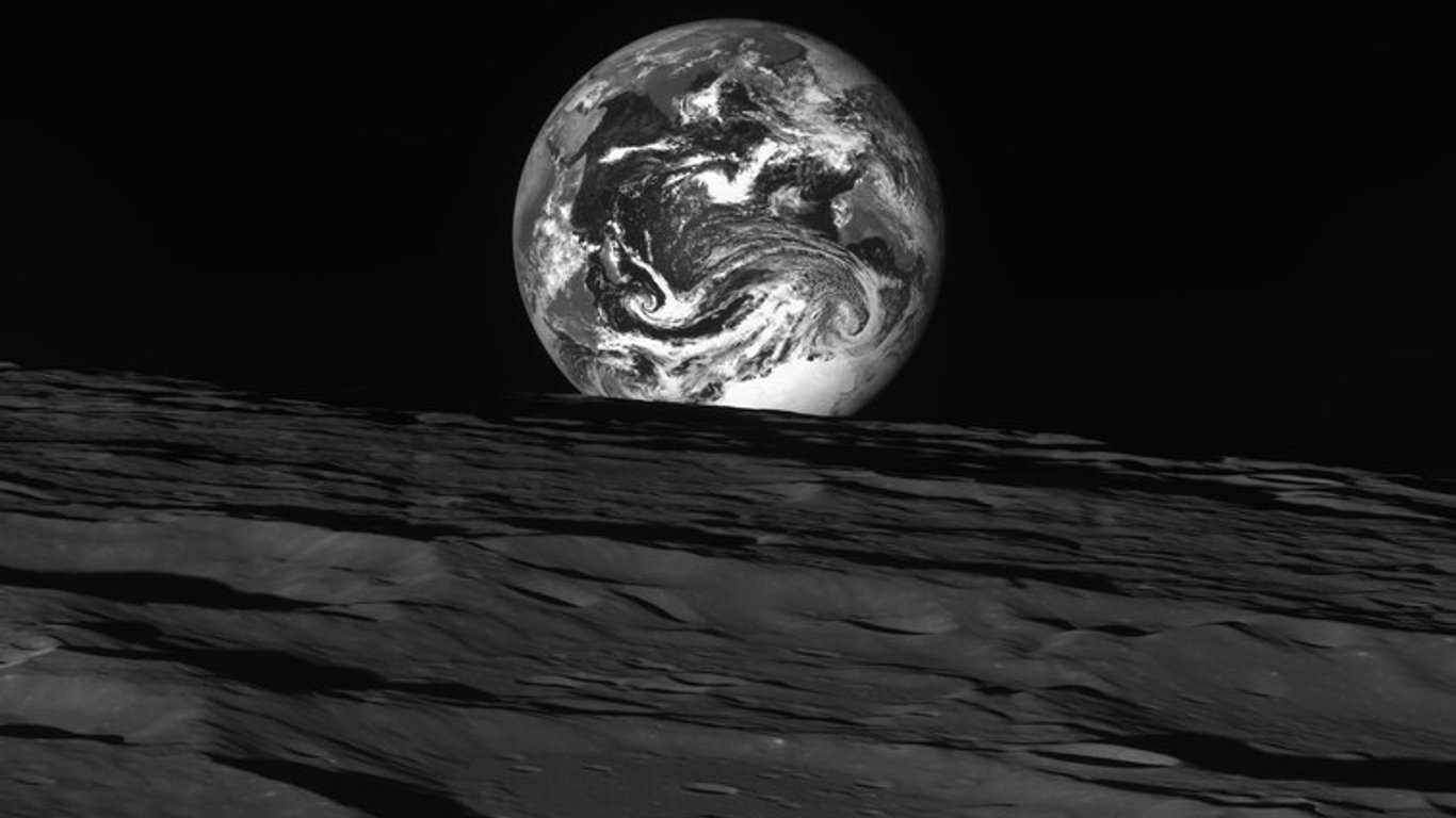 Ученые показали фото поверхности Земли и Луны