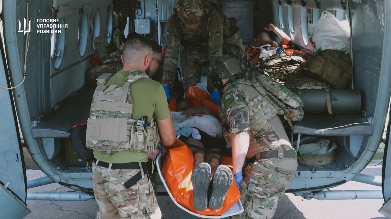ГУР показало авіаційну евакуацію поранених — скільки врятували - фото 1